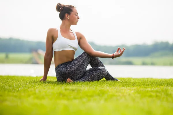 Yoga girl formation en plein air sur fond de nature. Concept de yoga . — Photo