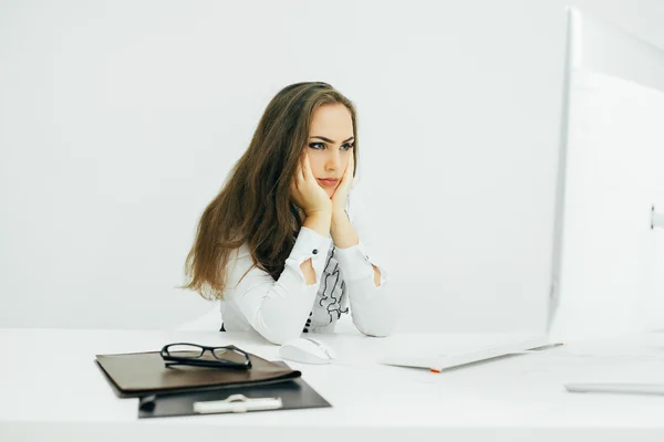 Mujer que trabaja en la oficina, sentada en el escritorio, usando la computadora — Foto de Stock