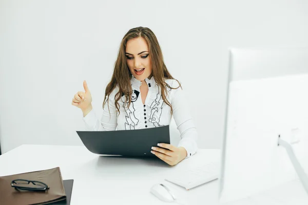Donna che lavora in ufficio, seduta alla scrivania, usando il computer — Foto Stock