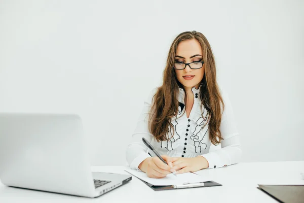 Mulher de negócios bonita com notebook no escritório e escrever datas no notebook — Fotografia de Stock