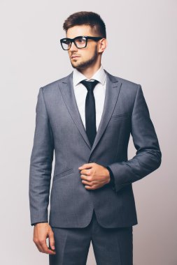 beyaz üzerine yakışıklı işadamı