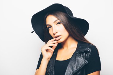 Genç mullato kız poz yaz giysileri 