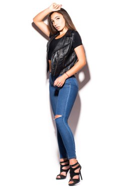 Genç mullato kız poz yaz giysileri 