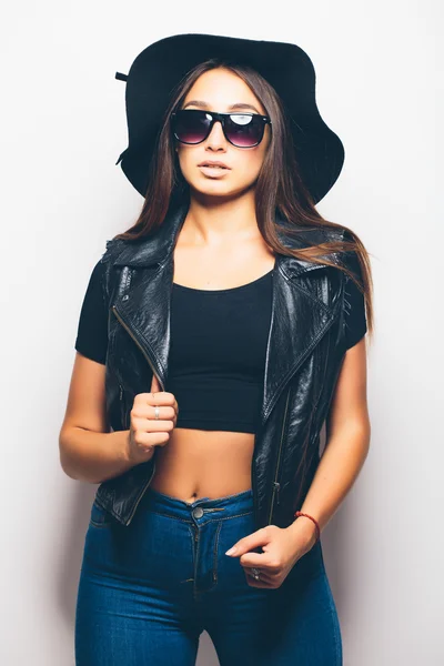 Hermosa mulata de moda chica con gafas de sol y sombrero negro — Foto de Stock