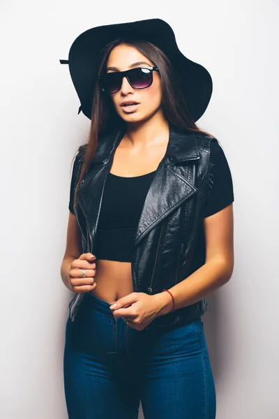 Belle fille mulâtre de mode portant des lunettes de soleil et chapeau noir — Photo