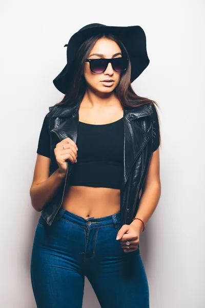 Hermosa mulata de moda chica con gafas de sol y sombrero negro —  Fotos de Stock