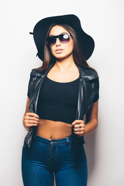 Beautiful fashion mulatto girl wearing sunglasses and black hat — Stock Photo, Image