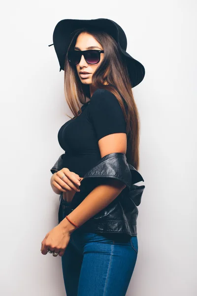 Bela moda mulata menina vestindo óculos de sol e chapéu preto — Fotografia de Stock