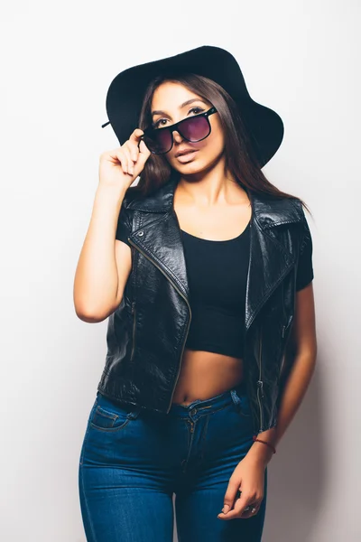 Bela moda mulata menina vestindo óculos de sol e chapéu preto — Fotografia de Stock