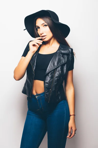 Vackra mode mulatt tjej bär solglasögon och svart hatt — Stockfoto