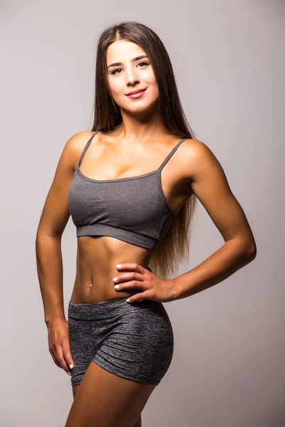 Привлекательная фитнес-женщина, тренированное женское тело — стоковое фото