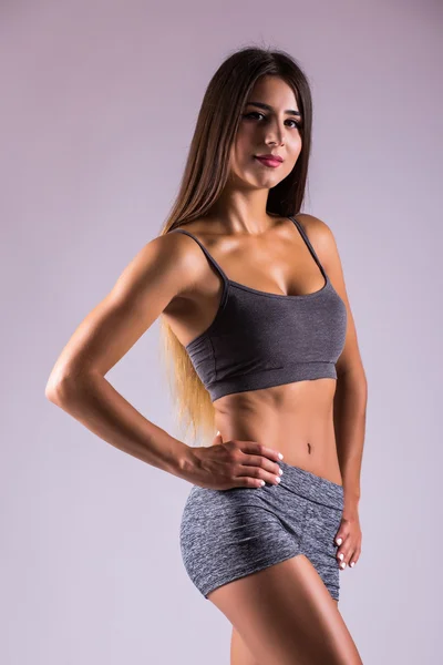 Attraente donna fitness, corpo femminile addestrato — Foto Stock