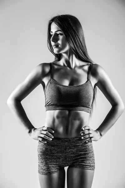 Mulher fitness atraente, corpo feminino treinado . — Fotografia de Stock