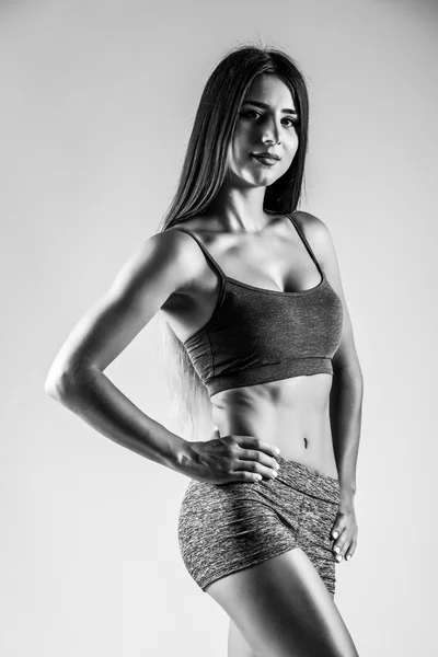 Attraktive Fitness-Frau, trainierter weiblicher Körper. — Stockfoto