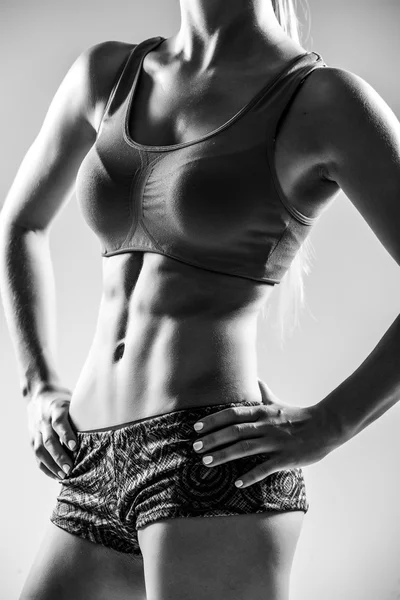 Attraente donna fitness, corpo femminile addestrato . — Foto Stock