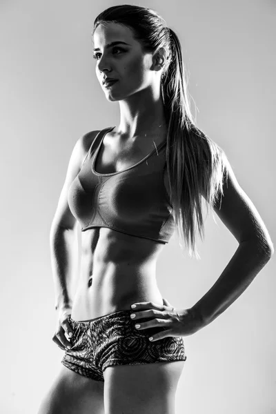 Atractiva mujer fitness, cuerpo femenino entrenado . —  Fotos de Stock