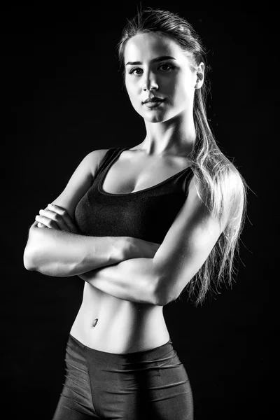 Attraktive Fitness-Frau, trainierter weiblicher Körper. — Stockfoto