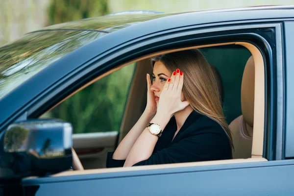 Chica conducir un coche con diferentes gestos y emociones — Foto de Stock