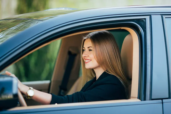 Gadis mengendarai mobil dengan gerakan dan emosi yang berbeda — Stok Foto