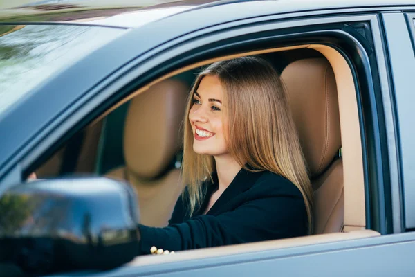 Chica conducir un coche con diferentes gestos y emociones — Foto de Stock