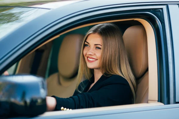 Meisje rijdt een auto met verschillende gebaar en emoties — Stockfoto