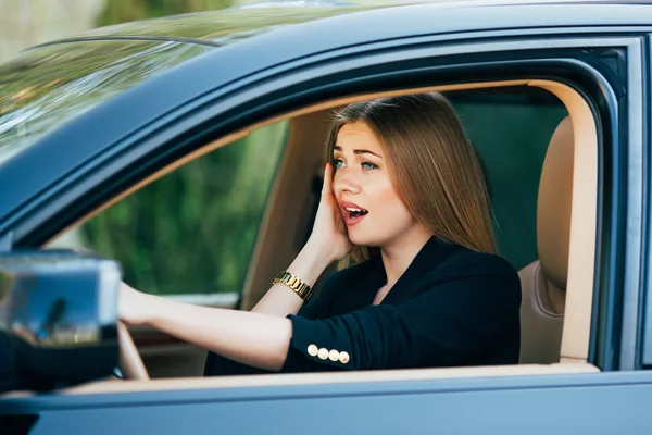 Chica conducir un coche con diferentes gestos y emociones — Foto de Stock