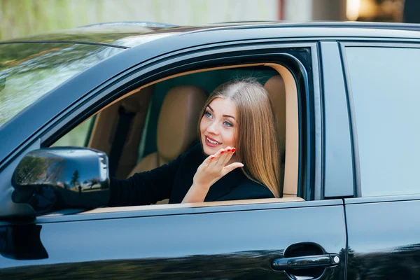 Lány autóval különböző gesztus és érzelmek — Stock Fotó
