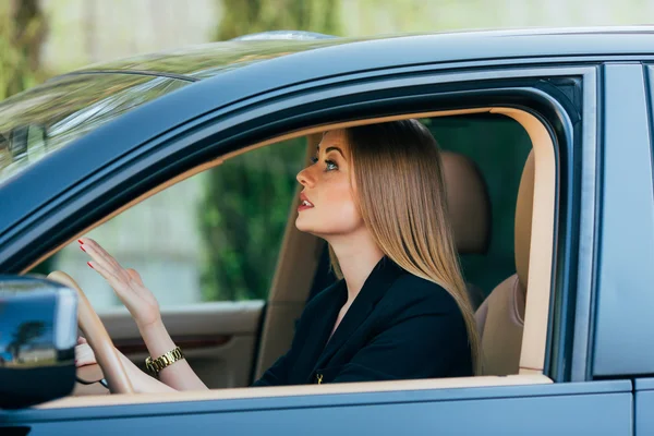 Chica conducir un coche con diferentes gestos y emociones — Foto de Stock