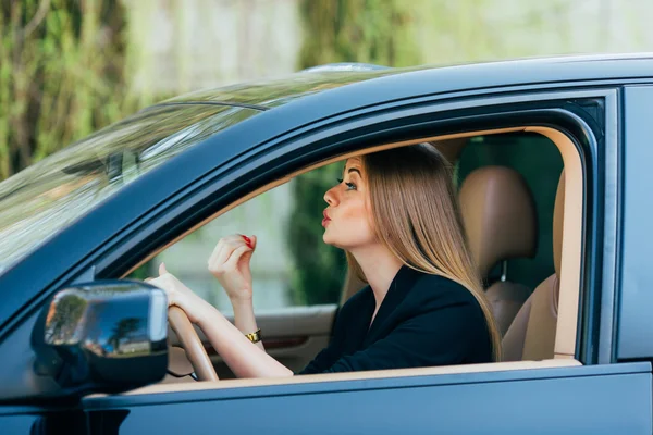 Chica conducir un coche con diferentes gestos y emociones — Foto de Stock