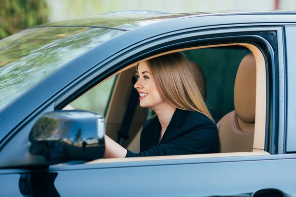 Meisje rijdt een auto met verschillende gebaar en emoties — Stockfoto