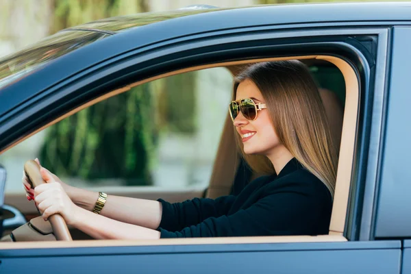Meisje rijdt een auto met verschillende gebaar en emoties — Stockfoto