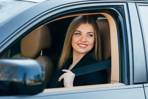 Femme attache une ceinture de sécurité dans la voiture — Photo