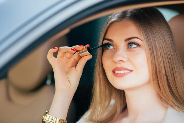 Chica haciendo las paces en un coche . — Foto de Stock