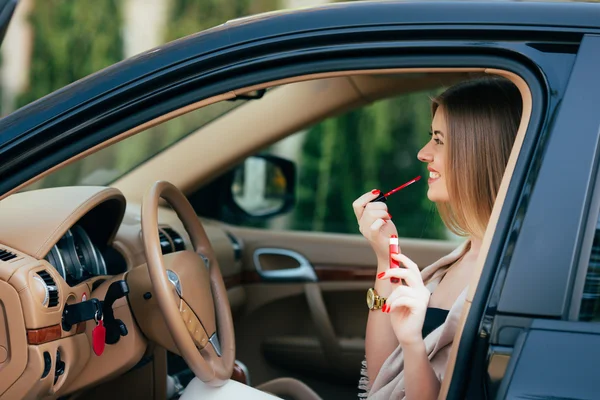 Chica haciendo las paces en un coche . — Foto de Stock