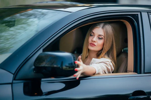 Chica en coche organizar espejo — Foto de Stock