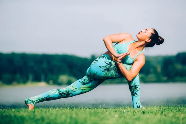 Junge Frau macht Yoga im Freien — Stockfoto
