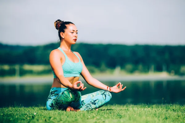 Jeune femme faisant du yoga en plein air — Photo