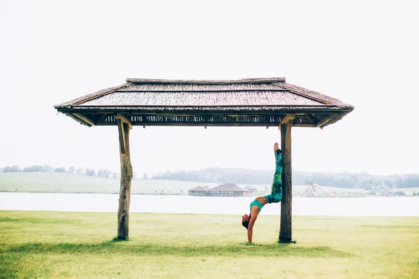 Mujer joven haciendo yoga al aire libre —  Fotos de Stock