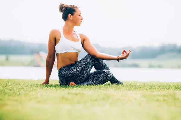 Jeune femme faisant du yoga en plein air — Photo