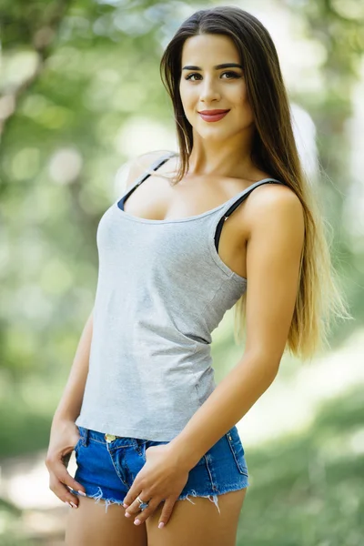 Chica caminando en el parque — Foto de Stock