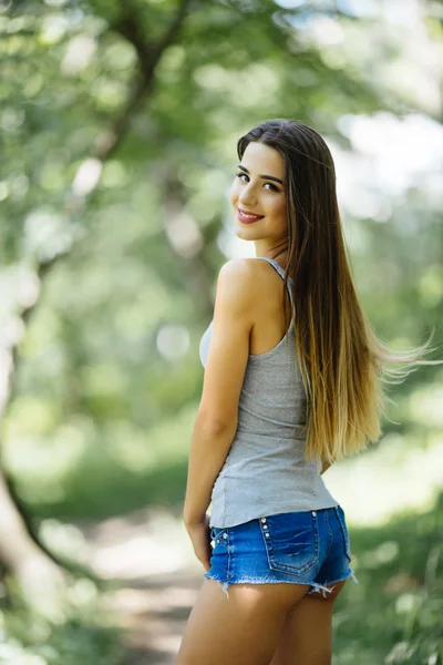 Meisje wandelen in het park — Stockfoto