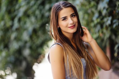 Genç çekici kız güneşli yaz günü portresi