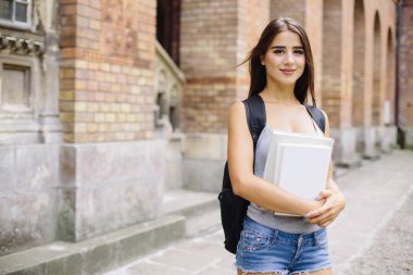 gülümseyen kız öğrenci 