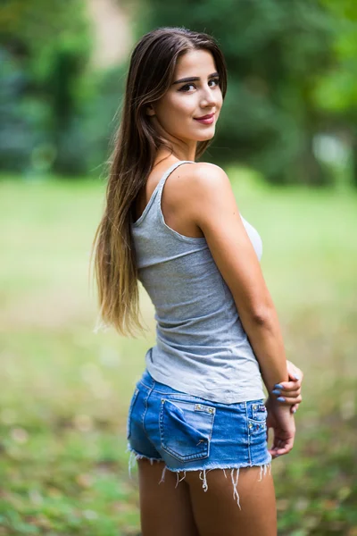 Jovem bonita andando no parque de verão — Fotografia de Stock