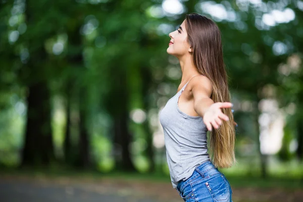 Bella giovane donna a piedi nel parco estivo — Foto Stock