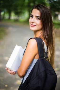 Açık güzel kız portresi