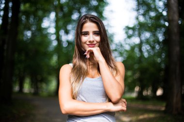  Park bir güzel tabaklanmış teen öğrenci kız portre.