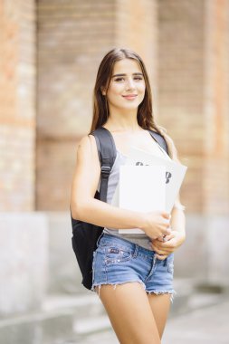  okul veya üniversite eğitimi için el çantası goind kızla Güzellik