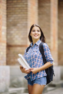  okul veya üniversite eğitimi için el çantası goind kızla Güzellik