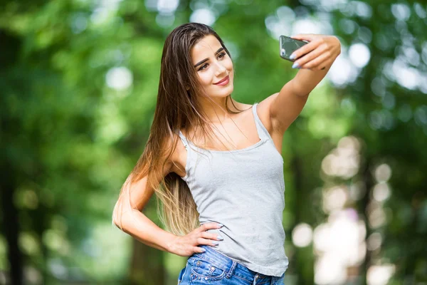 Außenporträt der schönen Mädchen — Stockfoto